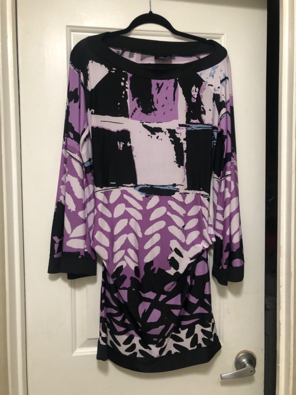 Analili stylish jersey sheath dress featuring a long sleeve butterfly print. M - Picture 2 of 5